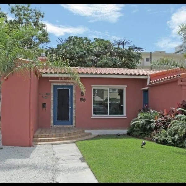 The South Beach Party House - Large Groups - Walk to Everything!, hotel v Miami Beach