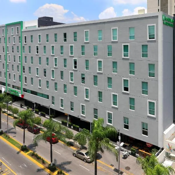 Wyndham Garden Guadalajara Acueducto、グアダラハラのホテル