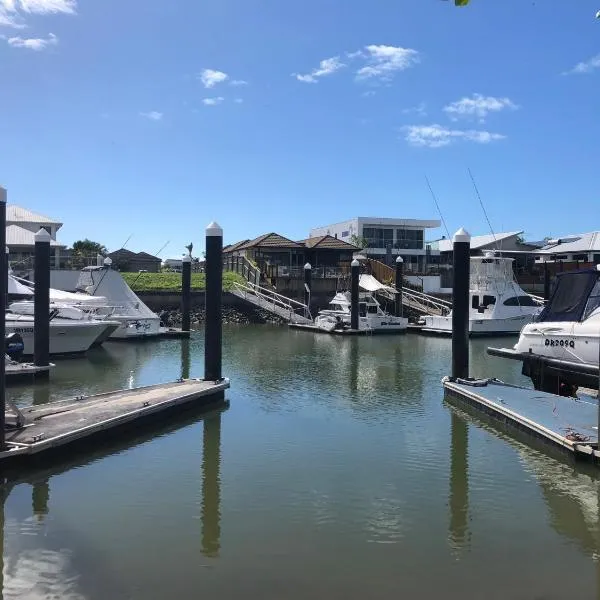 Luxury marina view Apartment cairns, hotel v destinaci Trinity Beach