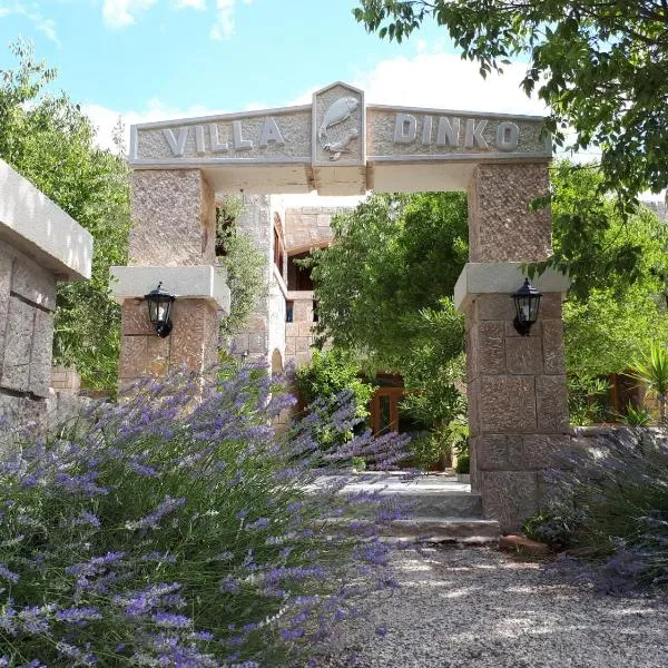 Apartmani i sobe Dinko, hotel v destinaci Starigrad-Paklenica