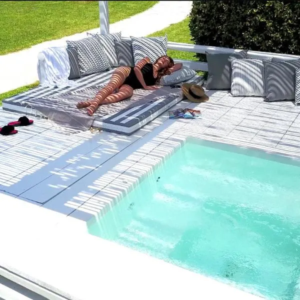 Ow Andros Luxury Suites, hotel v destinácii Gavrion