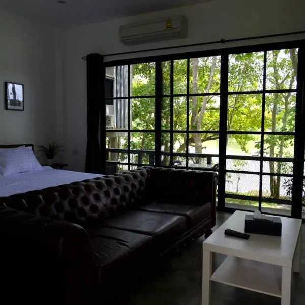 Photharam126 Resort, hotel in Ban Khlong Ta Khot