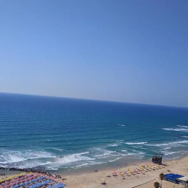 Beachfront Apartment Bat Yam 613, hotel di Bat Yam