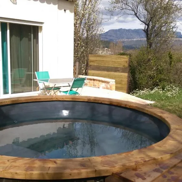 Spa Cabanon de Charme - Le Garagaï, hotel v destinaci Meyreuil