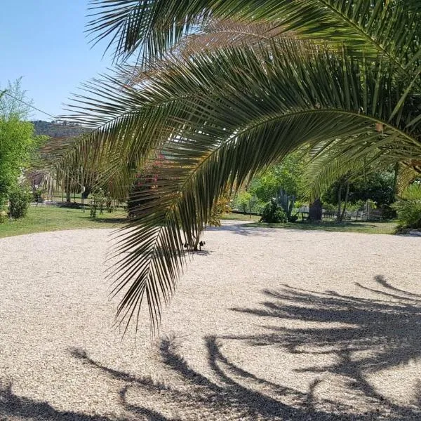 Mas des gardies, Hotel in Saint-Julien-de-Peyrolas