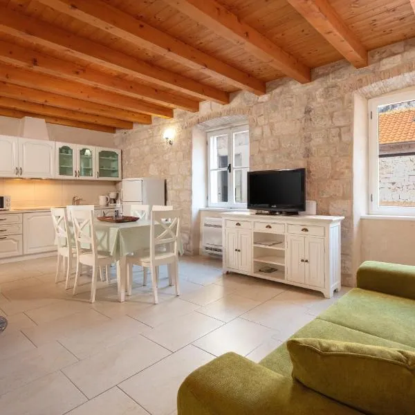 Villa Mama - Traditional Apartments in Omis, free parking, hotell i Donji Dolac