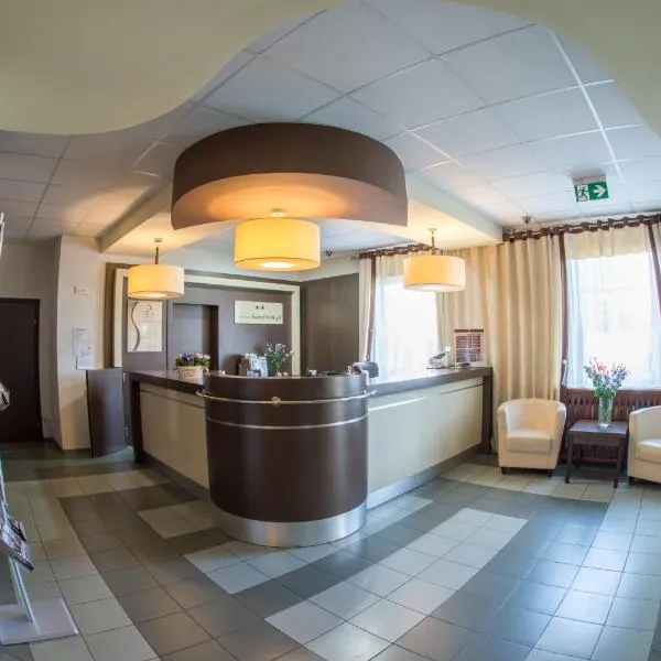 Hotel 104, hotel in Zieleniewo
