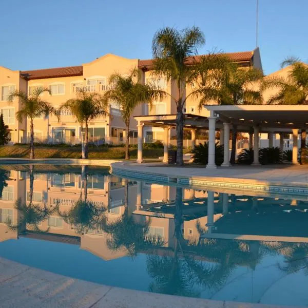 Howard Johnson Resort Spa & Convention Center, hotel in Los Manantiales