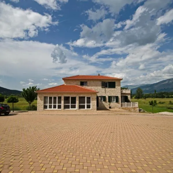 Rooms Leda, hotel in Gradac