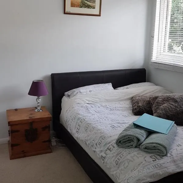 Quiet house beside Stansted Airport, hotel a Bishops Stortford