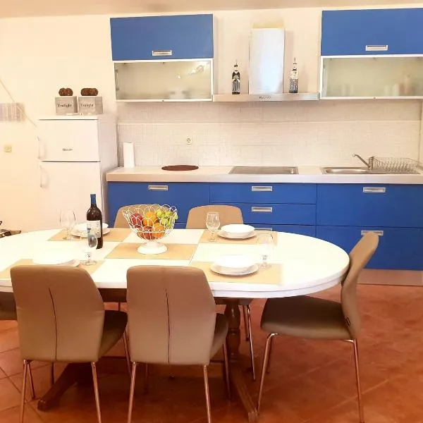 Apartments Petrović, hotel v Pirovaci