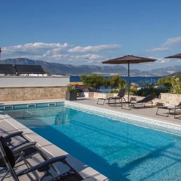 Luxury Poolside Villa, hotel a Slatine