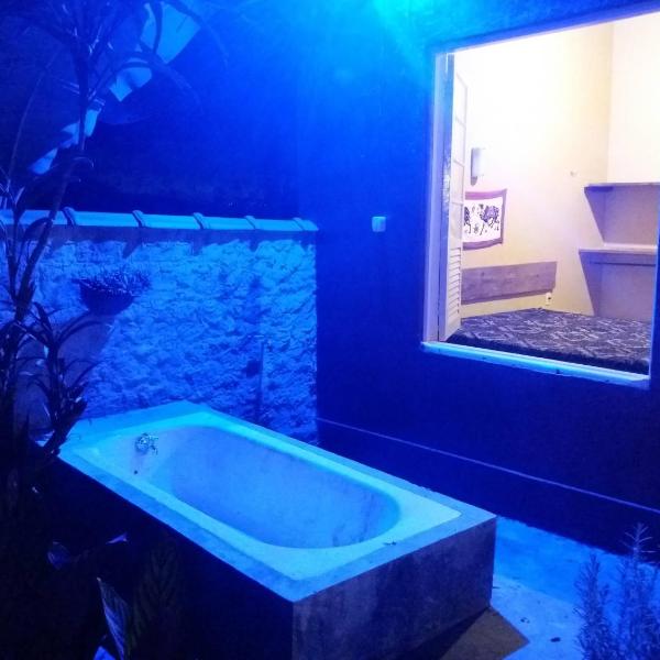 "Chalé Balines Oroboro" 1 - Casa com jardim de 150 m e cozinha completa em Macacos - Foto 3