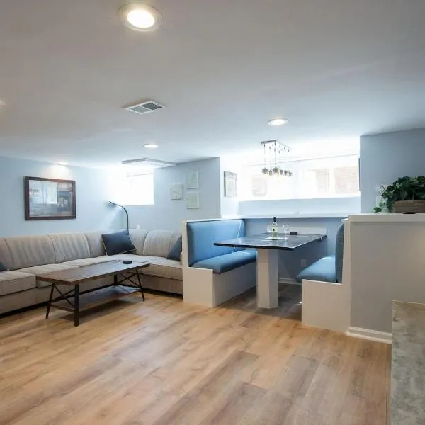 Luxury 2 bedroom apartment w/ free parking, khách sạn ở Washington