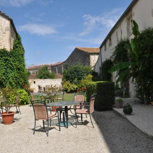 Hôtel du Donjon, hotel in Doeuil-sur-le-Mignon