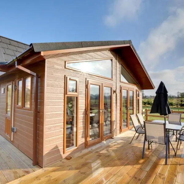 Cackle hill lakes, Goldfinch lodge, hotel in Biddenden