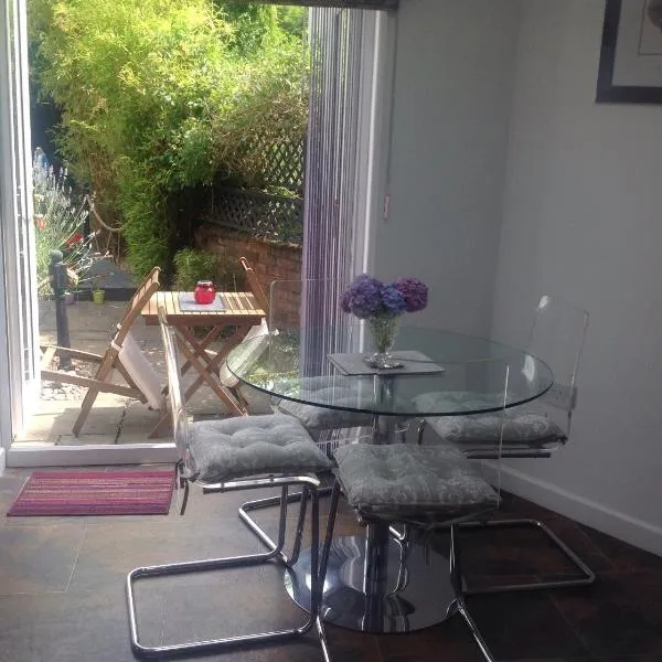 Oakleigh 1 bed ground floor garden view apartment FREE ONSITE PARKING