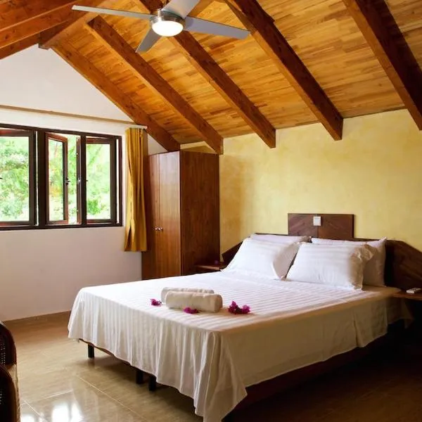 Villa Sole, hotel in Anse Volbert Village