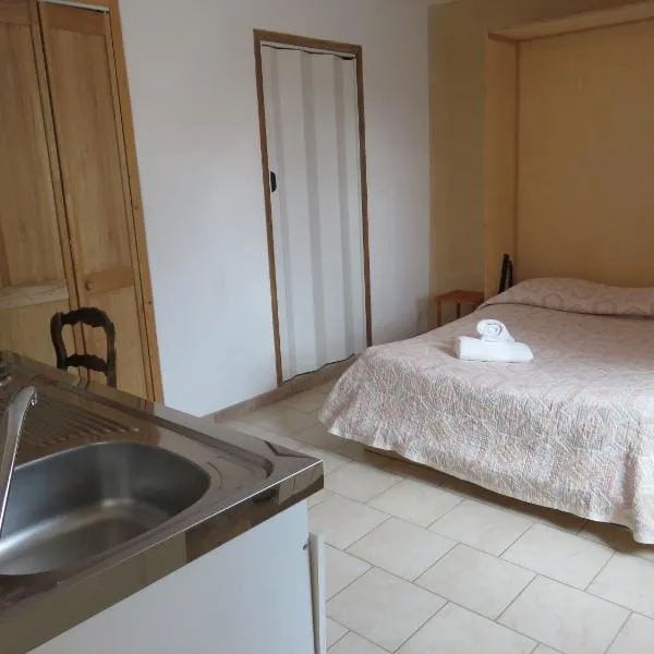 Café de la Place Gîte & Chambres d'hôtes "Lou Pastre", hotel di Lanuéjols-Gard