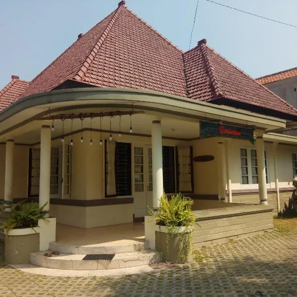 Doeloerkoe Homestay, hotel u gradu Solo