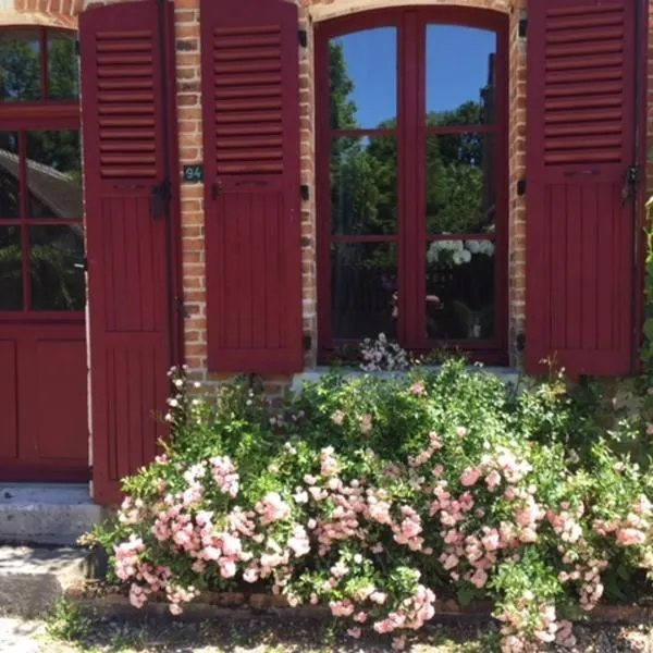 La Maison aux Volets Rouges – hotel w mieście Montrieux-en-Sologne