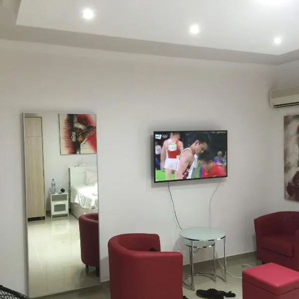 Paphos gardens studio suite, hotel en Pafos