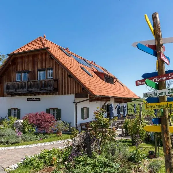 Gästezimmer & Buschenschank mit Weingut Hack-Gebell, hotel v destinácii Gamlitz