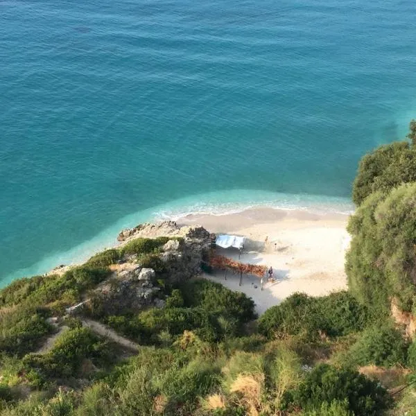 Odhisea Hotel Restaurant, hotel v destinaci Qëparo