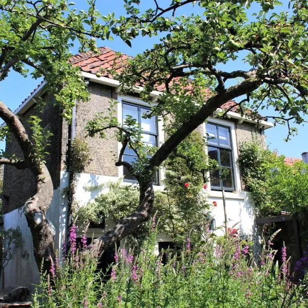 Apple Tree Cottage - charming home at beautiful canal in our idyllic garden, hotel v destinaci Gouda