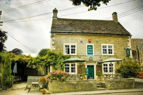 Neeld Arms, hótel í Grittleton