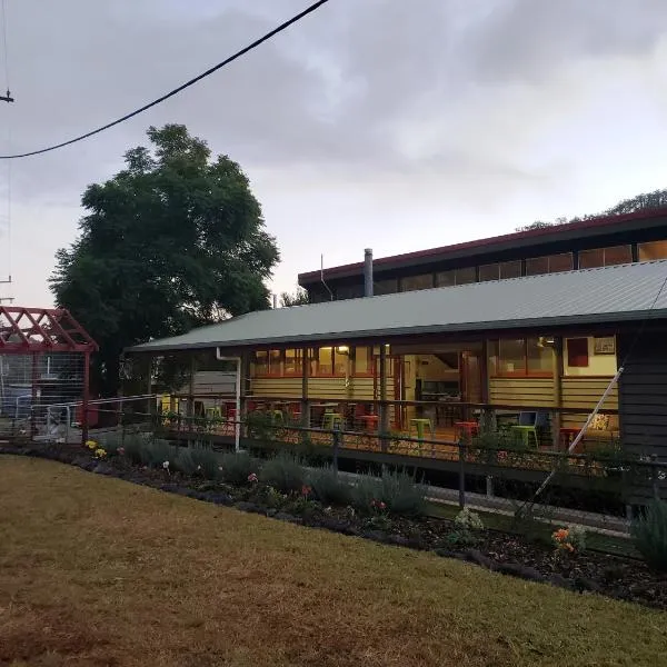 Christmas Creek Café & Cabins, hotel in Tabooba