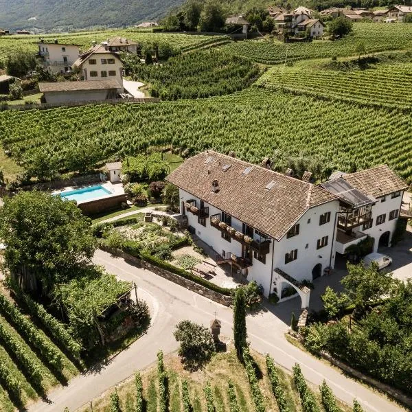 Weingut Weidlhof - Suite & Breakfast - Vacation for wine lovers, hotel di Caldaro