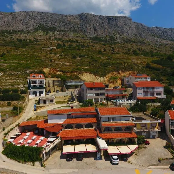 Villa Ljetni San, хотел в Омиш