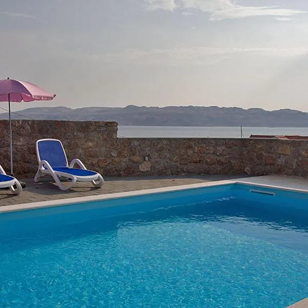 Apartment Annabella with Pool and sea view: Cesarica şehrinde bir otel