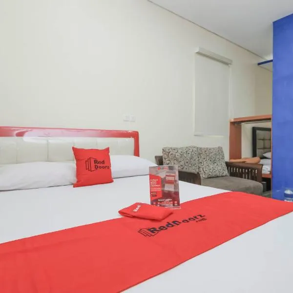 RedDoorz Plus @ Jalan Pemuda Jakarta, hotel en Kampungdua