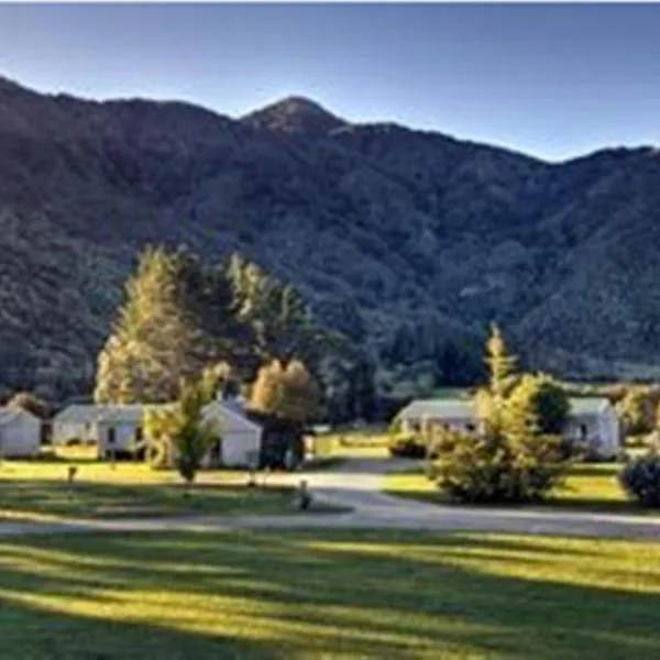 Smiths Farm Holiday Park, hotel in Te Rawa