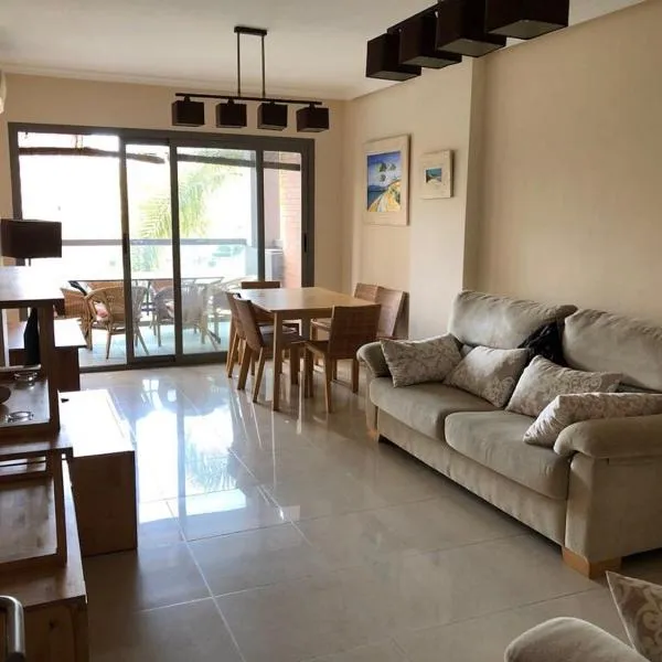 칼라 데 피네스트라트에 위치한 호텔 Apartamento en la playa 96 m2