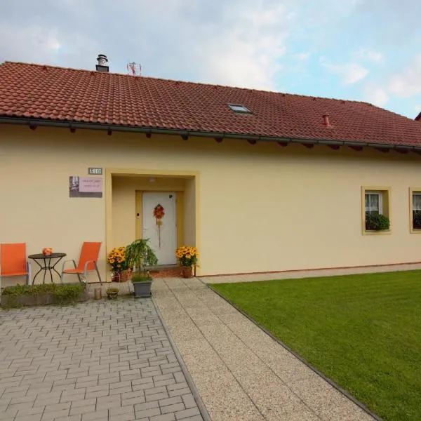 Orange Loft Apartment, hotel v Kájově