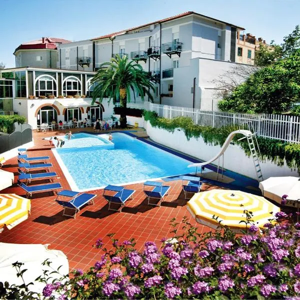 Hotel Riviera 3 Stelle con piscina estiva e campo tennis gratuiti e garage a pagamento, hotel a Spotorno