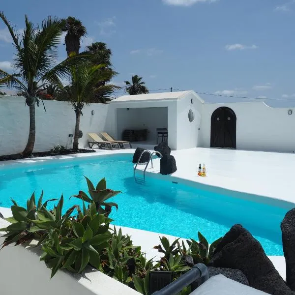 Viesnīca Villa Angela, piscina privada climatizada y vistas al mar cerca de Puerto del Carmen 1200 metros a tu disposición pilsētā Mácher