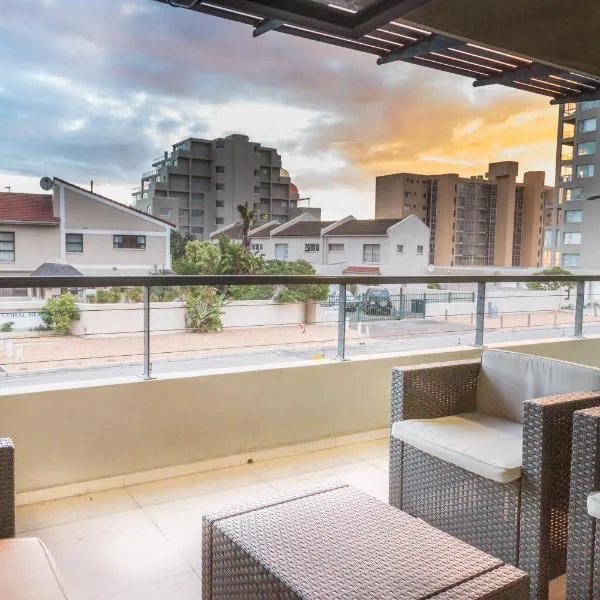 Modern 2 bedroom with underground parking 1 mins from beach-205 La Cabina, Blouberg, Cape Town, hotel i Bloubergstrand