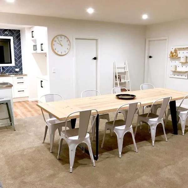 2 - Handsome and Sunkissed on the Doorstep to Wanaka, Hotel in Wanaka