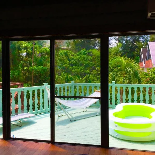 猫とピアノと星空のリゾートブティックコテージ -Starry Forest Cottage Okinawa-, hotel en Onna