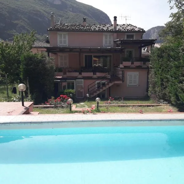 Villa Claudia indipendente con piscina ad uso esclusivo, ξενοδοχείο σε Genga