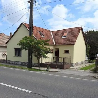 Barackos Vendégház Bár, hotel in Dunaszekcső