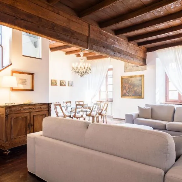 Palazzo Del Pero Luxury Attic - byMyHomeinComo, hotel v destinaci Como