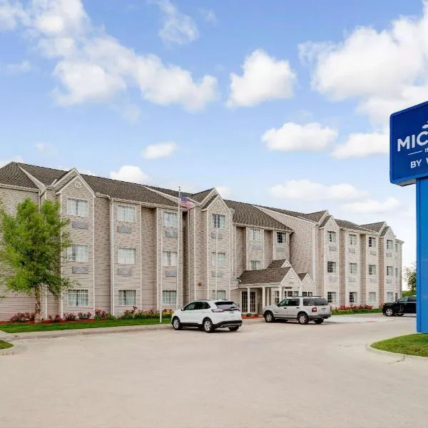 Microtel Inn & Suites by Wyndham Bellevue, hotel en Papillion