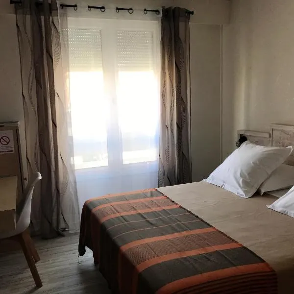 Hôtel du Commerce: Les Sables-dʼOlonne şehrinde bir otel