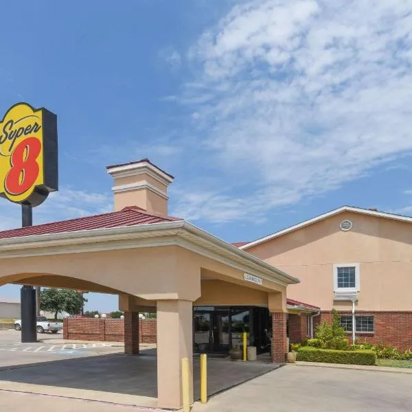 Super 8 by Wyndham Burleson Fort Worth Area, hotell i Burleson