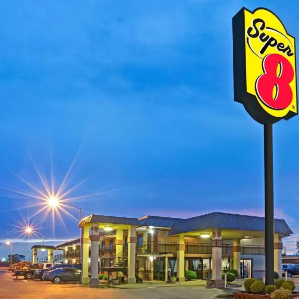 Super 8 by Wyndham Shawnee, hotel di Shawnee